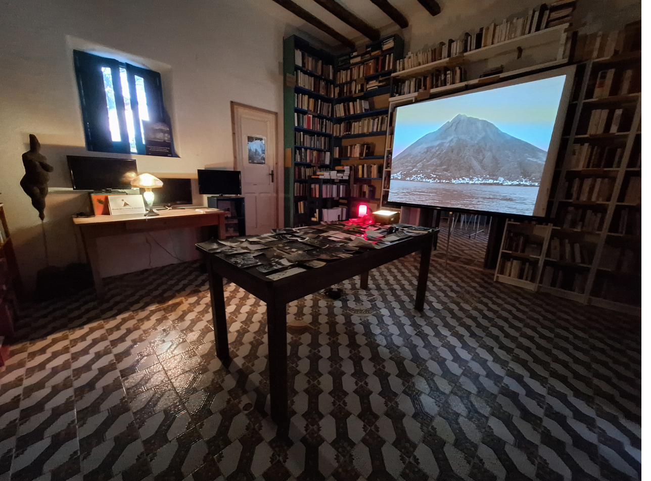 Sala della biblioteca di Stromboli durante una proiezione serale