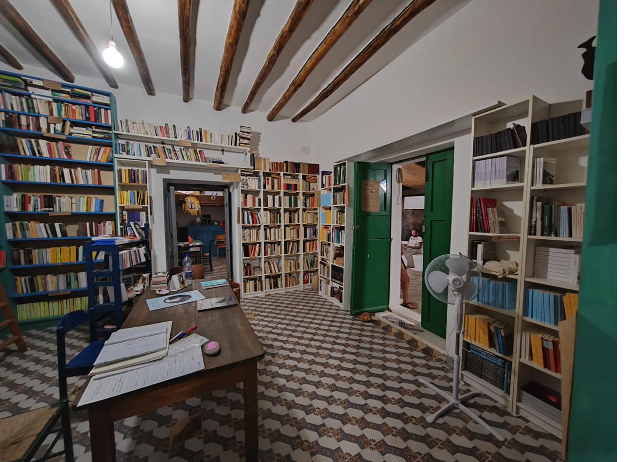Interno della biblioteca di Stromboli, tra scaffali e libri