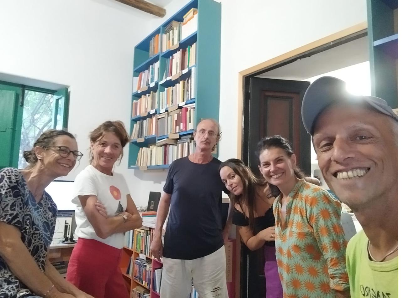 Volontarie e volontari dell'associazione nella biblioteca di Stromboli